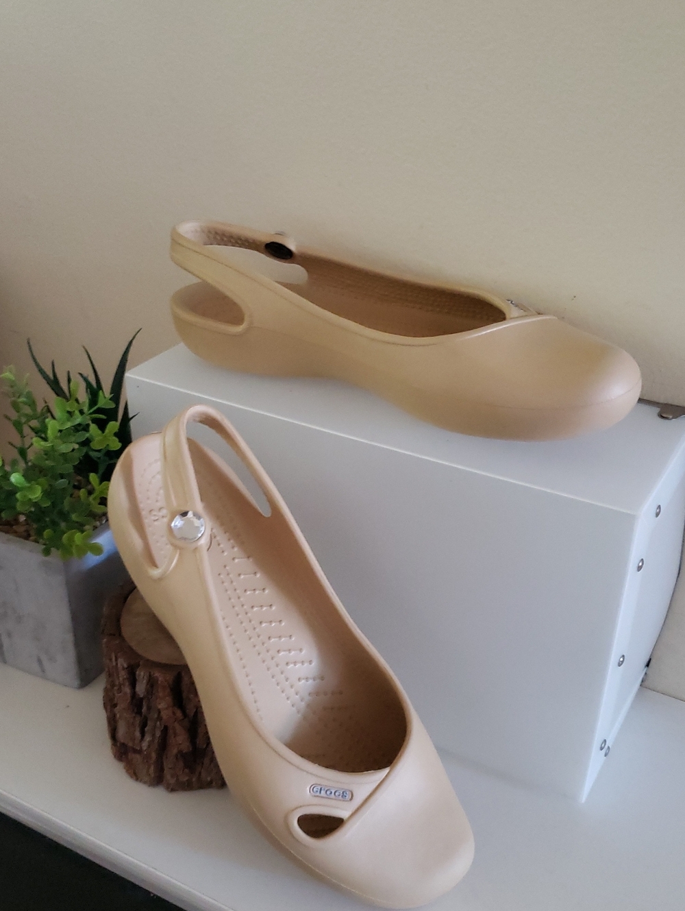 CROCS  Olivia Slingback Ballerina Flats With Jewels - W7 (Beige /Gold)